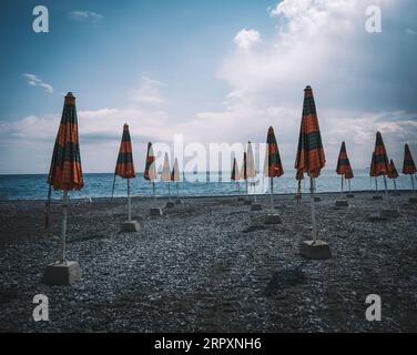 200530 -- GÊNES, le 30 mai 2020 Xinhua -- des parasols sont installés sur une plage de Gênes, Italie, le 29 mai 2020. Après que certaines restrictions sur la circulation des personnes imposées depuis mars 10 avec le confinement ont été progressivement levées ces dernières semaines, voyager dans la même région de résidence n'a été autorisé qu'à partir de mai 18. La prochaine étape dans le calendrier officiel du gouvernement serait, en fait, de rouvrir le déménagement entre les régions italiennes d'ici juin 3. Photo de Federico Tardito/Xinhua ITALIE-GÊNES-PLAGE-RÉOUVERTURE-PRÉPARATION PUBLICATIONxNOTxINxCHN Banque D'Images