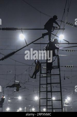 200530 -- BEIJING, le 30 mai 2020 -- les constructeurs ferroviaires travaillent du jour au lendemain pour mettre en œuvre des améliorations ferroviaires, qui devraient rendre le transport de passagers et de marchandises dans la grande baie de Guangdong-Hong Kong-Macao plus efficace, à la gare ferroviaire de Jiangcun à Guangzhou, dans la province du Guangdong du sud de la Chine, le 29 mai 2020. PHOTOS XINHUA DU JOUR LiuxDawei PUBLICATIONxNOTxINxCHN Banque D'Images