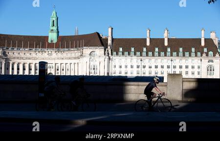 200530 -- PÉKIN, le 30 mai 2020 -- Un homme portant un masque facial fait des cycles dans le centre de Londres, en Grande-Bretagne, le 28 mai 2020. Le Premier ministre britannique Boris Johnson a dévoilé jeudi un assouplissement limité et prudent des nouvelles mesures de confinement du coronavirus du pays. PHOTOS XINHUA DU JOUR HanxYan PUBLICATIONxNOTxINxCHN Banque D'Images