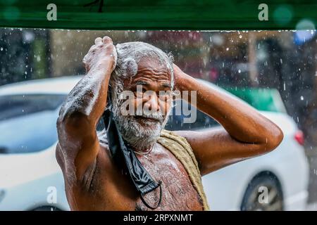 200530 -- PÉKIN, le 30 mai 2020 -- Un homme profite de la soudaine averse pour prendre un bain à Manille, Philippines, le 29 mai 2020. PHOTOS XINHUA DU JOUR RouellexUmali PUBLICATIONxNOTxINxCHN Banque D'Images
