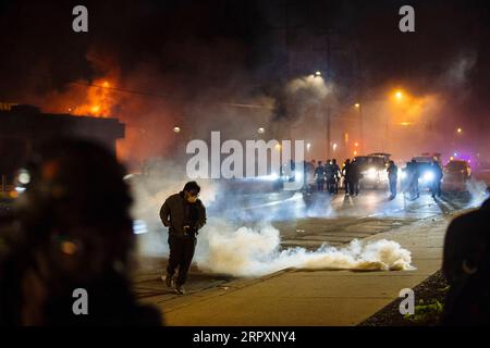 200530 -- MINNEAPOLIS, le 30 mai 2020 Xinhua -- Un manifestant fuit par des gaz lacrymogènes tirés par la police anti-émeute à Minneapolis, aux États-Unis, le 29 mai 2020. Le maire de Minneapolis, Jacob Frey, a annoncé vendredi un couvre-feu nocturne obligatoire après trois nuits consécutives de manifestations et de violences croissantes dans la plus grande ville de l'État du midwest américain du Minnesota suite à la mort de George Floyd, un homme noir non armé, en garde à vue. Photo Angus Alexander/Xinhua U.S.-MINNEAPOLIS-PROTEST-COUVRE-FEU PUBLICATIONxNOTxINxCHN Banque D'Images