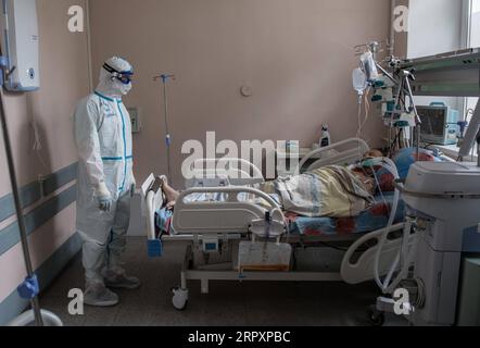 200530 -- TVER RUSSIE, 30 mai 2020 Xinhua -- Un travailleur médical portant un équipement de protection individuelle EPI prend soin d'un patient COVID-19 à l'hôpital clinique régional de Tver, à Tver, Russie, le 30 mai 2020. La Russie a confirmé 8 952 nouveaux cas de COVID-19 au cours des dernières 24 heures, portant son nombre total d’infections à 396 575, a déclaré son centre de réponse au coronavirus dans un communiqué samedi. Sputnik via Xinhua RUSSIA-TVER-COVID-19-CAS PUBLICATIONxNOTxINxCHN Banque D'Images