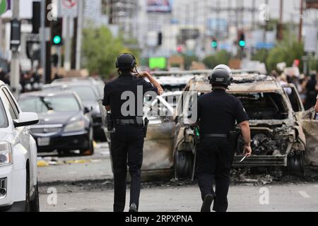 200531 -- LOS ANGELES, le 31 mai 2020 Xinhua -- des policiers sont vus lors d'une manifestation massive contre le meurtre de George Floyd à Los Angeles, aux États-Unis, le 30 mai 2020. Plus de 530 personnes ont été arrêtées vendredi soir et tôt samedi après que les manifestations contre la brutalité policière se soient transformées en violences dans le centre-ville de Los Angeles, ont déclaré les autorités samedi midi. Le maire de Los Angeles, Eric Garcetti, a annoncé lors d une conférence de presse samedi après-midi qu un couvre-feu sera en vigueur dans le centre-ville à partir de 8 h le samedi à 5:30 h le dimanche heure locale. Xinhua U.S.-LOS ANGELES-PROTEST PUBLICATIONxNO Banque D'Images