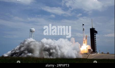 30 mai 2020, Cape Canaveral, FL, États-Unis d'Amérique : la fusée SpaceX Falcon 9 transportant le vaisseau spatial Crew Dragon lors de la mission SpaceX Demo-2 de la NASA décolle du complexe de lancement 39a du Kennedy Space Center le 30 mai 2020 Cape Canaveral, en Floride. Le vaisseau transportait les astronautes Douglas Hurley et Robert Behnken en orbite avant de se rendre à la Station spatiale internationale. Credit image : /Planet Pix via ZUMA Wire lancement réussi de la NASA SpaceX Crew Dragon BillxIngalls/NASA PUBLICATIONxNOTxINxCHN NASASpaceX20200530284.jpg Banque D'Images