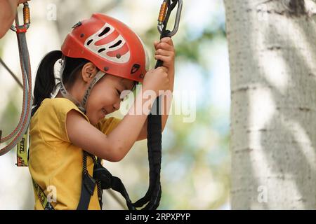 200531 -- PÉKIN, le 31 mai 2020 -- Une fille profite de ses loisirs au parc Chaoyang à Pékin, capitale de la Chine, le 31 mai 2020. CHINE-PÉKIN-ENFANTS-VIE QUOTIDIENNE CN JUXHUANZONG PUBLICATIONXNOTXINXCHN Banque D'Images