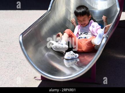 200531 -- BEIJING, le 31 mai 2020 -- Un enfant joue sur un toboggan dans le district de Haidian à Beijing, capitale de la Chine, le 31 mai 2020. CHINE-PÉKIN-ENFANTS-VIE QUOTIDIENNE CN ZHANGXCHENLIN PUBLICATIONXNOTXINXCHN Banque D'Images