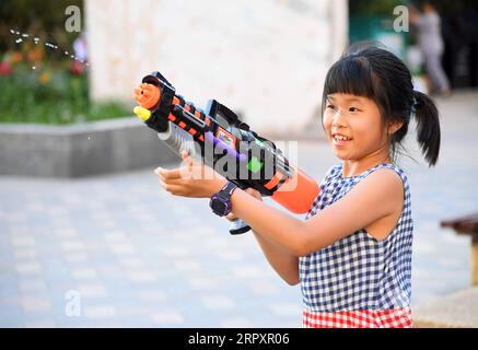 200531 -- BEIJING, le 31 mai 2020 -- Une fille profite de ses loisirs dans le district de Haidian à Beijing, capitale de la Chine, le 31 mai 2020. CHINE-PÉKIN-ENFANTS-VIE QUOTIDIENNE CN RENXCHAO PUBLICATIONXNOTXINXCHN Banque D'Images