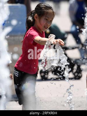 200531 -- BEIJING, le 31 mai 2020 -- Une fille profite de ses loisirs dans le district de Haidian à Beijing, capitale de la Chine, le 31 mai 2020. CHINE-PÉKIN-ENFANTS-VIE QUOTIDIENNE CN ZHANGXCHENLIN PUBLICATIONXNOTXINXCHN Banque D'Images