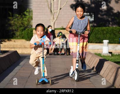 200531 -- BEIJING, le 31 mai 2020 -- les enfants profitent de leurs loisirs dans le district de Haidian à Beijing, capitale de la Chine, le 31 mai 2020. CHINE-PÉKIN-ENFANTS-VIE QUOTIDIENNE CN RENXCHAO PUBLICATIONXNOTXINXCHN Banque D'Images