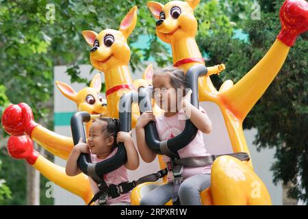 200531 -- PÉKIN, le 31 mai 2020 -- les enfants profitent de leurs loisirs au parc Chaoyang à Pékin, capitale de la Chine, le 31 mai 2020. CHINE-PÉKIN-ENFANTS-VIE QUOTIDIENNE CN JUXHUANZONG PUBLICATIONXNOTXINXCHN Banque D'Images