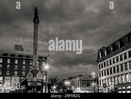 Troy, NY – US – 2 septembre 2023 vue en noir et blanc de Monument Square. Le monument se trouve sur le triangle de terre entre la 2e, Broadway et RI Banque D'Images