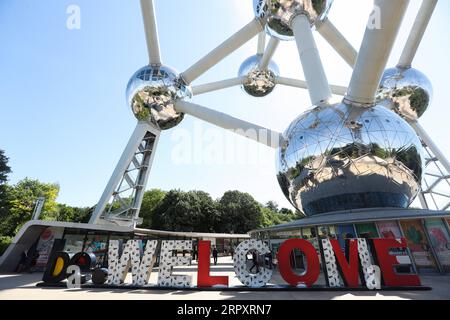 Actualités Themen der Woche KW23 Actualités Bilder des Tages 200601 -- BRUXELLES, le 1 juin 2020 -- la photo prise le 1 juin 2020 montre l'Atomium à Bruxelles, Belgique. L'Atomium a rouvert au public lundi. Le monument était auparavant fermé en raison de l’impact de la pandémie de COVID-19. BELGIQUE-BRUXELLES-TOURISME-ATOMIUM-RÉOUVERTURE ZhengxHuansong PUBLICATIONxNOTxINxCHN Banque D'Images