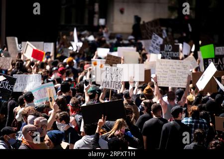 200601 -- CHICAGO, le 1 juin 2020 Xinhua -- des manifestants protestent contre la mort de George Floyd à Chicago, aux États-Unis, le 30 mai 2020. Le maire de Chicago Lori Lightfoot a imposé un couvre-feu sur la ville le 30 mai. Les précautions de Chicago ont suivi un samedi soir chaotique et violent, où de nombreux commerces le long des rues ont été pillés, des voitures de police renversées et certaines propriétés endommagées. Photo de Christopher Dilts/Xinhua U.S.-CHICAGO-PROTEST-COUVRE-FEU PUBLICATIONxNOTxINxCHN Banque D'Images