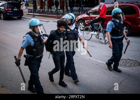 200601 -- CHICAGO, le 1 juin 2020 Xinhua -- Un manifestant est arrêté par la police lors d'une manifestation contre la mort de George Floyd à Chicago, aux États-Unis, le 30 mai 2020. Le maire de Chicago Lori Lightfoot a imposé un couvre-feu sur la ville le 30 mai. Les précautions de Chicago ont suivi un samedi soir chaotique et violent, où de nombreux commerces le long des rues ont été pillés, des voitures de police renversées et certaines propriétés endommagées. Photo de Christopher Dilts/Xinhua U.S.-CHICAGO-PROTEST-COUVRE-FEU PUBLICATIONxNOTxINxCHN Banque D'Images