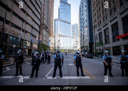 200601 -- CHICAGO, 1 juin 2020 Xinhua -- la police monte la garde avec Trump Tower en arrière-plan lors d'une manifestation sur la mort de George Floyd à Chicago, aux États-Unis, le 30 mai 2020. Le maire de Chicago Lori Lightfoot a imposé un couvre-feu sur la ville le 30 mai. Les précautions de Chicago ont suivi un samedi soir chaotique et violent, où de nombreux commerces le long des rues ont été pillés, des voitures de police renversées et certaines propriétés endommagées. Photo de Christopher Dilts/Xinhua U.S.-CHICAGO-PROTEST-COUVRE-FEU PUBLICATIONxNOTxINxCHN Banque D'Images