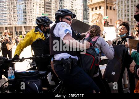 200601 -- CHICAGO, 1 juin 2020 Xinhua -- des manifestants s'affrontent avec la police lors d'une manifestation sur la mort de George Floyd à Chicago, aux États-Unis, le 30 mai 2020. Le maire de Chicago Lori Lightfoot a imposé un couvre-feu sur la ville le 30 mai. Les précautions de Chicago ont suivi un samedi soir chaotique et violent, où de nombreux commerces le long des rues ont été pillés, des voitures de police renversées et certaines propriétés endommagées. Photo de Christopher Dilts/Xinhua U.S.-CHICAGO-PROTEST-COUVRE-FEU PUBLICATIONxNOTxINxCHN Banque D'Images