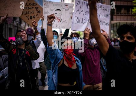 200601 -- CHICAGO, le 1 juin 2020 Xinhua -- des manifestants protestent contre la mort de George Floyd à Chicago, aux États-Unis, le 30 mai 2020. Le maire de Chicago Lori Lightfoot a imposé un couvre-feu sur la ville le 30 mai. Les précautions de Chicago ont suivi un samedi soir chaotique et violent, où de nombreux commerces le long des rues ont été pillés, des voitures de police renversées et certaines propriétés endommagées. Photo de Christopher Dilts/Xinhua U.S.-CHICAGO-PROTEST-COUVRE-FEU PUBLICATIONxNOTxINxCHN Banque D'Images