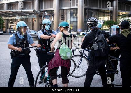 200601 -- CHICAGO, 1 juin 2020 Xinhua -- des manifestants s'affrontent avec la police lors d'une manifestation sur la mort de George Floyd à Chicago, aux États-Unis, le 30 mai 2020. Le maire de Chicago Lori Lightfoot a imposé un couvre-feu sur la ville le 30 mai. Les précautions de Chicago ont suivi un samedi soir chaotique et violent, où de nombreux commerces le long des rues ont été pillés, des voitures de police renversées et certaines propriétés endommagées. Photo de Christopher Dilts/Xinhua U.S.-CHICAGO-PROTEST-COUVRE-FEU PUBLICATIONxNOTxINxCHN Banque D'Images