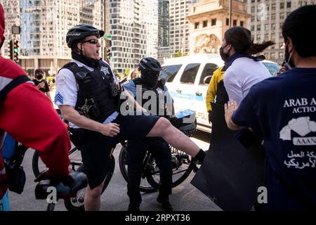 200601 -- CHICAGO, 1 juin 2020 Xinhua -- des manifestants s'affrontent avec la police lors d'une manifestation sur la mort de George Floyd à Chicago, aux États-Unis, le 30 mai 2020. Le maire de Chicago Lori Lightfoot a imposé un couvre-feu sur la ville le 30 mai. Les précautions de Chicago ont suivi un samedi soir chaotique et violent, où de nombreux commerces le long des rues ont été pillés, des voitures de police renversées et certaines propriétés endommagées. Photo de Christopher Dilts/Xinhua U.S.-CHICAGO-PROTEST-COUVRE-FEU PUBLICATIONxNOTxINxCHN Banque D'Images