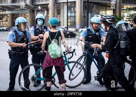 200601 -- CHICAGO, 1 juin 2020 Xinhua -- des manifestants s'affrontent avec la police lors d'une manifestation sur la mort de George Floyd à Chicago, aux États-Unis, le 30 mai 2020. Le maire de Chicago Lori Lightfoot a imposé un couvre-feu sur la ville le 30 mai. Les précautions de Chicago ont suivi un samedi soir chaotique et violent, où de nombreux commerces le long des rues ont été pillés, des voitures de police renversées et certaines propriétés endommagées. Photo de Christopher Dilts/Xinhua U.S.-CHICAGO-PROTEST-COUVRE-FEU PUBLICATIONxNOTxINxCHN Banque D'Images