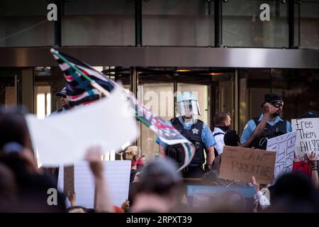 200601 -- CHICAGO, 1 juin 2020 Xinhua -- des manifestants protestent contre la mort de George Floyd devant la Trump Tower à Chicago, aux États-Unis, le 30 mai 2020. Le maire de Chicago Lori Lightfoot a imposé un couvre-feu sur la ville le 30 mai. Les précautions de Chicago ont suivi un samedi soir chaotique et violent, où de nombreux commerces le long des rues ont été pillés, des voitures de police renversées et certaines propriétés endommagées. Photo de Christopher Dilts/Xinhua U.S.-CHICAGO-PROTEST-COUVRE-FEU PUBLICATIONxNOTxINxCHN Banque D'Images