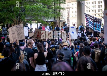 200601 -- CHICAGO, 1 juin 2020 Xinhua -- des manifestants protestent contre la mort de George Floyd devant la Trump Tower à Chicago, aux États-Unis, le 30 mai 2020. Le maire de Chicago Lori Lightfoot a imposé un couvre-feu sur la ville le 30 mai. Les précautions de Chicago ont suivi un samedi soir chaotique et violent, où de nombreux commerces le long des rues ont été pillés, des voitures de police renversées et certaines propriétés endommagées. Photo de Christopher Dilts/Xinhua U.S.-CHICAGO-PROTEST-COUVRE-FEU PUBLICATIONxNOTxINxCHN Banque D'Images