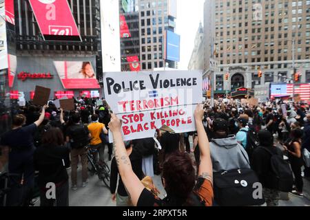 200602 -- NEW YORK, le 2 juin 2020 -- protestation contre la mort de George Floyd à New York, aux États-Unis, le 1 juin 2020. Etats-Unis-NEW YORK-MANIFESTATIONS WangxYing PUBLICATIONxNOTxINxCHN Banque D'Images