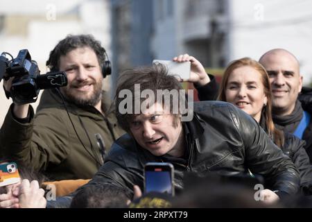 Buenos Aires, Argentine. 5 septembre 2023. Le candidat à la présidentielle de la Libertad Avanza, Javier Milei, reprend sa campagne dans la banlieue de Buenos Aires en vue des élections législatives qui se tiendront le 22 octobre. Sur la photo : Javier Milei pendant la marche. (Crédit : Esteban Osorio/Alamy Live News) Banque D'Images