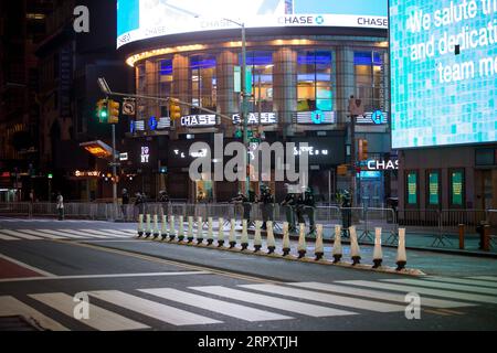 200602 -- NEW YORK, le 2 juin 2020 Xinhua -- des policiers montent la garde à Times Square après le couvre-feu à New York, aux États-Unis, le 1 juin 2020. New York City a été soumis à un couvre-feu lundi soir pour freiner les manifestations violentes après la mort de l'homme noir George Floyd, selon une déclaration conjointe du maire Bill de Blasio et du gouverneur de l'État de New York Andrew Cuomo. Photo de Michael Nagle/Xinhua États-Unis-NEW YORK-PROTESTATIONS-COUVRE-FEU PUBLICATIONxNOTxINxCHN Banque D'Images