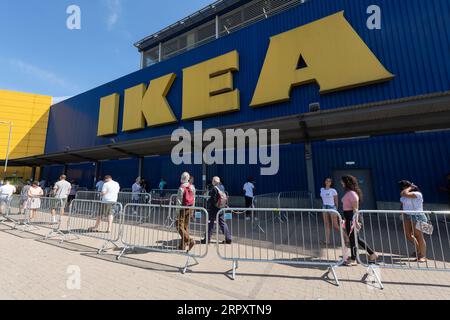 200602 -- LONDRES, le 2 juin 2020 Xinhua -- les clients gardent la distance sociale tout en faisant la queue devant le magasin IKEA à Wembley, Londres, Grande-Bretagne, le 2 juin 2020. Photo de Ray Tang/Xinhua BRITAIN-LONDON-COVID-19-IKEA-ROPENING PUBLICATIONxNOTxINxCHN Banque D'Images