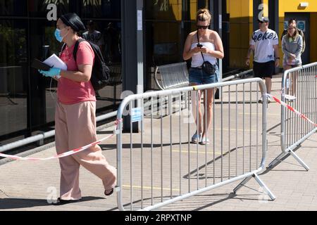 200602 -- LONDRES, le 2 juin 2020 Xinhua -- les clients gardent la distance sociale tout en faisant la queue devant le magasin IKEA à Wembley, Londres, Grande-Bretagne, le 2 juin 2020. Photo de Ray Tang/Xinhua BRITAIN-LONDON-COVID-19-IKEA-ROPENING PUBLICATIONxNOTxINxCHN Banque D'Images