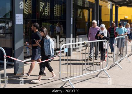 200602 -- LONDRES, le 2 juin 2020 Xinhua -- les clients gardent la distance sociale tout en faisant la queue devant le magasin IKEA à Wembley, Londres, Grande-Bretagne, le 2 juin 2020. Photo de Ray Tang/Xinhua BRITAIN-LONDON-COVID-19-IKEA-ROPENING PUBLICATIONxNOTxINxCHN Banque D'Images