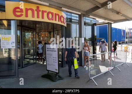 200602 -- LONDRES, le 2 juin 2020 Xinhua -- les clients gardent la distance sociale tout en faisant la queue devant le magasin IKEA à Wembley, Londres, Grande-Bretagne, le 2 juin 2020. Photo de Ray Tang/Xinhua BRITAIN-LONDON-COVID-19-IKEA-ROPENING PUBLICATIONxNOTxINxCHN Banque D'Images