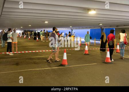 200602 -- LONDRES, le 2 juin 2020 Xinhua -- les clients gardent la distance sociale tout en faisant la queue devant le magasin IKEA à Wembley, Londres, Grande-Bretagne, le 2 juin 2020. Photo de Ray Tang/Xinhua BRITAIN-LONDON-COVID-19-IKEA-ROPENING PUBLICATIONxNOTxINxCHN Banque D'Images