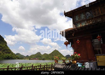 200603 -- QIUBEI, 3 juin 2020 -- une photo prise le 2 juin 2020 montre une auberge au bord du lac dans le village de Xianrendong dans la région pittoresque de Puzhehehei dans le comté de Qiubei, dans la préfecture autonome de Wenshan Zhuang et Miao, dans le sud-ouest de la Chine, province du Yunnan. Les habitants du village de Xianrendong ont ébranlé la pauvreté en développant le tourisme rural qui tire parti des ressources naturelles dans la région pittoresque de Puzhehei. Les activités agricoles et les hébergements gérés par les villageois ont attiré les touristes à la fois à l'intérieur et à l'étranger. En 2019, le revenu net annuel par habitant du village a atteint 40 000 yuan 5 625 dollars américains. Banque D'Images
