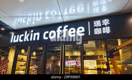 SHANGHAI, CHINE - le 5 SEPTEMBRE 2023 - Un café Luckin à Shanghai, en Chine, le 5 septembre 2023. Banque D'Images