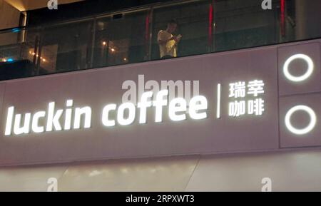 SHANGHAI, CHINE - le 5 SEPTEMBRE 2023 - Un café Luckin à Shanghai, en Chine, le 5 septembre 2023. Banque D'Images