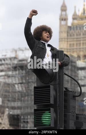 200603 -- LONDRES, le 3 juin 2020 Xinhua -- Un homme chante des slogans lors d'une manifestation à Londres, en Grande-Bretagne, le 3 juin 2020. Des milliers de personnes se sont rassemblées mercredi à Londres pour protester contre la mort de George Floyd, un homme noir non armé étouffé à mort par un policier blanc dans l'État du Minnesota, au centre-ouest des États-Unis, la semaine dernière. Photo Ray Tang/Xinhua BRITAIN-LONDON-FLOYD S DEATH-DÉMONSTRATION PUBLICATIONxNOTxINxCHN Banque D'Images