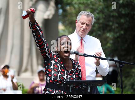 200605 -- NEW YORK, le 5 juin 2020 -- le maire de New York Bill de Blasio R et son épouse Chirlane McCray L assistent à un service commémoratif en l'honneur de George Floyd à New York, aux États-Unis, le 4 juin 2020. Des milliers de New-Yorkais se sont réunis jeudi pour un service commémoratif en l'honneur de George Floyd, dont la mort la semaine dernière a déclenché des manifestations à travers les États-Unis et au-delà contre la brutalité policière et le racisme. Le frère de Floyd, Terrence Floyd, a rejoint quelque 5 000 personnes au Cadman Plaza de Brooklyn jeudi après-midi. Portant une chemise avec la photo de George Floyd dessus, le Brooklyn r Banque D'Images