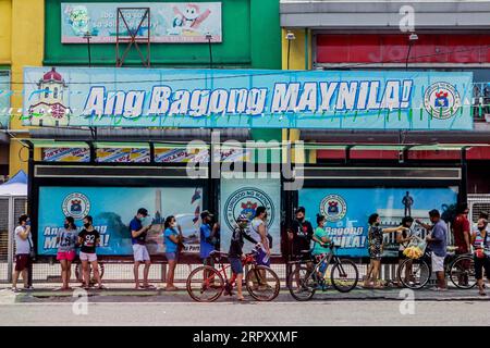 200605 -- BEIJING, le 5 juin 2020 -- des gens font la queue pour une épicerie à Manille, aux Philippines, le 4 juin 2020. Le nombre de cas de coronavirus aux Philippines a grimpé à 20 382 après que le ministère de la Santé a signalé 634 infections supplémentaires jeudi. PHOTOS XINHUA DU JOUR RouellexUmali PUBLICATIONxNOTxINxCHN Banque D'Images