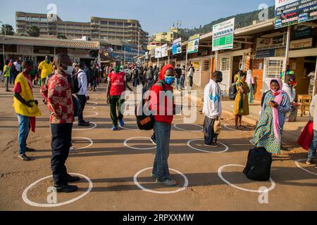 200605 -- PÉKIN, 5 juin 2020 Xinhua -- les passagers attendent à une certaine distance les uns des autres pour acheter des billets de bus dans une gare routière principale de Kigali, Rwanda, le 3 juin 2020. Le cabinet rwandais a approuvé mardi la reprise du transport entre les provinces et le service de passagers à moto, qui avaient été interdits auparavant en tant que mesures préventives COVID-19. Photo de Cyril Ndegeya/XINHUA XINHUA PHOTOS DU JOUR PUBLICATIONxNOTxINxCHN Banque D'Images