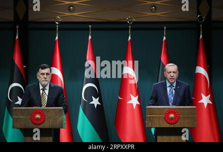 200605 -- ANKARA, le 5 juin 2020 -- le président turc Recep Tayyip Erdogan R et le Premier ministre du GNA, reconnu par l ONU, ont tenu une conférence de presse conjointe à Ankara, Turquie, le 4 juin 2020. La Turquie et la Libye ont convenu de renforcer encore leur coopération en Méditerranée orientale sur un accord conclu sur la délimitation maritime, a déclaré jeudi le président turc Recep Tayyip Erdogan. Photo de /Xinhua TURQUIE-ANKARA-LIBYE-COOPÉRATION MustafaxKaya PUBLICATIONxNOTxINxCHN Banque D'Images