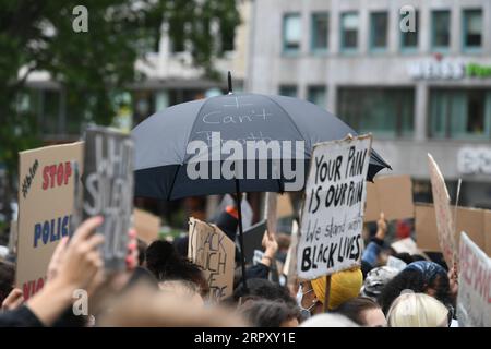 200605 -- FRANCFORT, le 5 juin 2020 -- des gens prennent part à une manifestation contre la mort de George Floyd à Francfort, Allemagne, le 5 juin 2020. ALLEMAGNE-FRANCFORT-GEORGE FLOYD-PROTEST LuxYang PUBLICATIONxNOTxINxCHN Banque D'Images