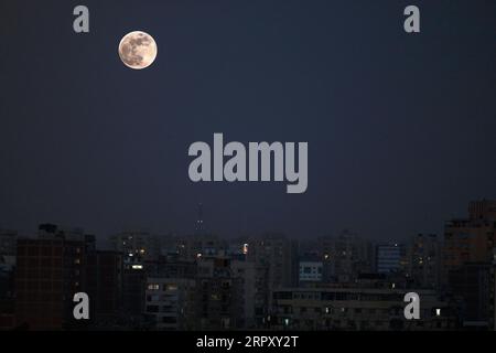 200605 -- LE CAIRE, le 5 juin 2020 -- Une pleine lune est photographiée au Caire, en Égypte, le 5 juin 2020. ÉGYPTE-LE CAIRE-PLEINE LUNE AhmedxGomaa PUBLICATIONxNOTxINxCHN Banque D'Images