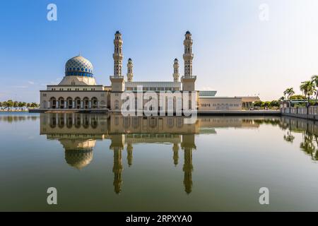 Mosquée de la ville de Kota Kinabalu, Masjid Bandaraya, la mosquée flottante de Sabah, Malaisie Banque D'Images