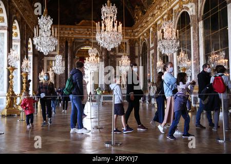 200606 -- VERSAILLES, le 6 juin 2020 -- les visiteurs visitent le Château de Versailles le jour de sa réouverture près de Paris, France, le 6 juin 2020. Le Château de Versailles a rouvert samedi après une fermeture de 82 jours suite au confinement pour empêcher la propagation du COVID-19. FRANCE-VERSAILLES-CHÂTEAU DE VERSAILLES-ROUVRIR GAOXJING PUBLICATIONXNOTXINXCHN Banque D'Images