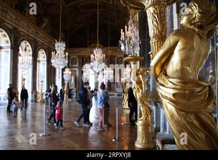 200606 -- VERSAILLES, le 6 juin 2020 -- les visiteurs visitent le Château de Versailles le jour de sa réouverture près de Paris, France, le 6 juin 2020. Le Château de Versailles a rouvert samedi après une fermeture de 82 jours suite au confinement pour empêcher la propagation du COVID-19. FRANCE-VERSAILLES-CHÂTEAU DE VERSAILLES-ROUVRIR GAOXJING PUBLICATIONXNOTXINXCHN Banque D'Images