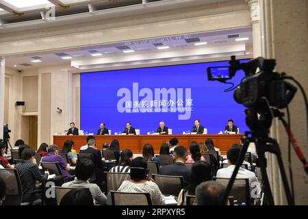 200607 -- BEIJING, le 7 juin 2020 -- Une conférence de presse est tenue par le Bureau d'information du Conseil d'État à Beijing, capitale de la Chine, le 7 juin 2020. La Chine a publié dimanche un livre blanc sur la lutte du pays contre le COVID-19. Le livre blanc, intitulé lutter contre le COVID-19 : la Chine en action, a été publié par le Bureau d’information du Conseil d’État. CHINE-PÉKIN-COVID-19-LIVRE BLANC-COMMUNIQUÉ CN JINXLIANGKUAI PUBLICATIONXNOTXINXCHN Banque D'Images