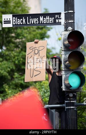 200607 -- PÉKIN, le 7 juin 2020 -- Un manifestant est vu sous le signe Black Lives Matter Plaza près de la Maison Blanche lors d'une manifestation sur la mort de George Floyd à Washington D.C., aux États-Unis, le 6 juin 2020. Scandant des slogans tout en brandissant des pancartes, des milliers de manifestants ont défilé samedi vers Washington, DC, organisant ce qui devrait être la plus grande manifestation dans la capitale nationale contre l injustice raciale et la brutalité policière. PHOTOS XINHUA DU JOUR LiuxJie PUBLICATIONxNOTxINxCHN Banque D'Images