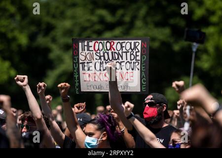 200607 -- CHICAGO, 7 juin 2020 Xinhua -- des manifestants brandissent les poings lors d'une manifestation contre la mort de George Floyd à Chicago, aux États-Unis, le 6 juin 2020. Environ 20 000 manifestants se sont présentés samedi pour ce qui est appelé la Marche de la Justice de Chicago à Chicago pour exiger justice pour George Floyd. Photo de Chris Dilts/Xinhua U.S.-CHICAGO-PROTEST PUBLICATIONxNOTxINxCHN Banque D'Images